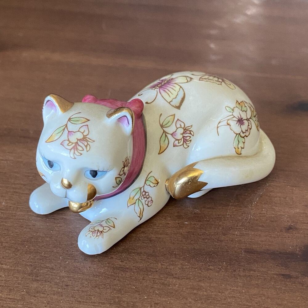 Vintage Franklin Mint Curio Cabinet Cat Collection 1986 Figurine White Floral